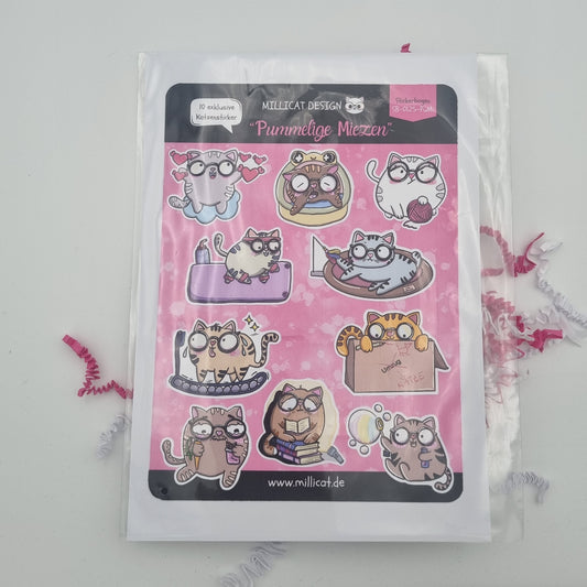 Vorderseite der Verpackung des Stickerbogens Pummelige Miezen