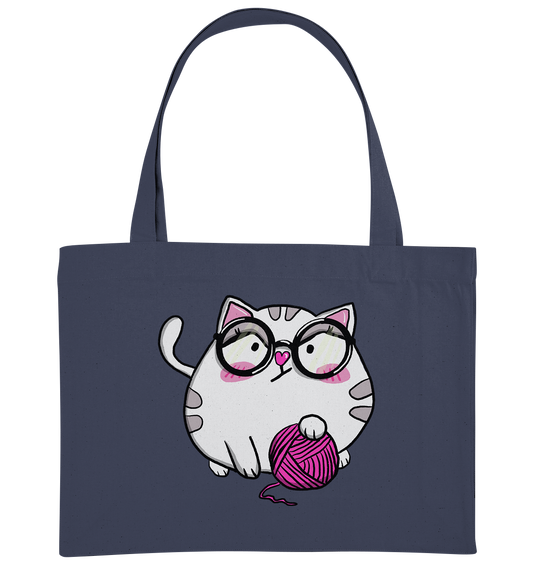 XL-Shopper mit Katzenmotiv Mieze Wilma. Die Katze ist weiß und hat ein pinkes Wollknäuel in der Pfote. Super süß. Jetzt kaufen auf millicat.de - Taschenfarbe Blau.