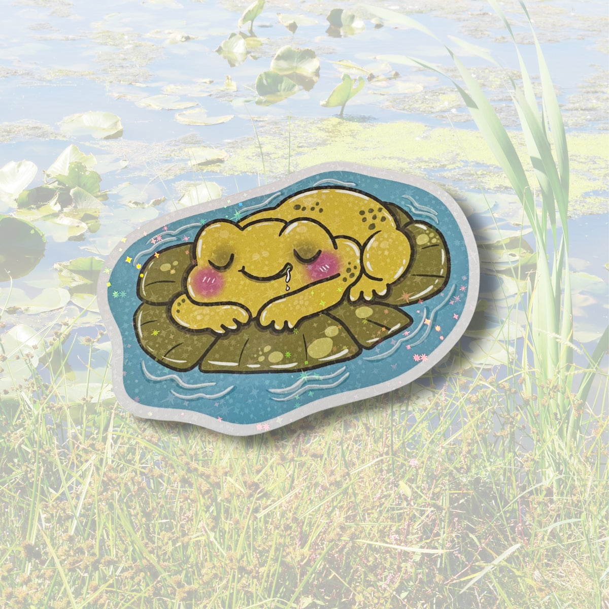 Cottagecore Frosch-Sticker Froschi Rosa vor einem sanften, grünen Hintergrund mit Flussufer-Motiv.