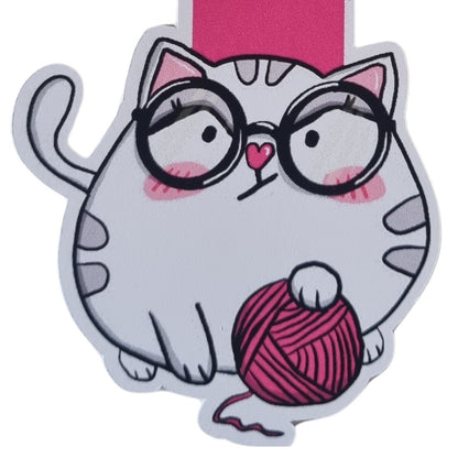 Süße Katze als Lesezeichen mit Magnet - Wilma hält ein Wollknäul fest - millicat.de