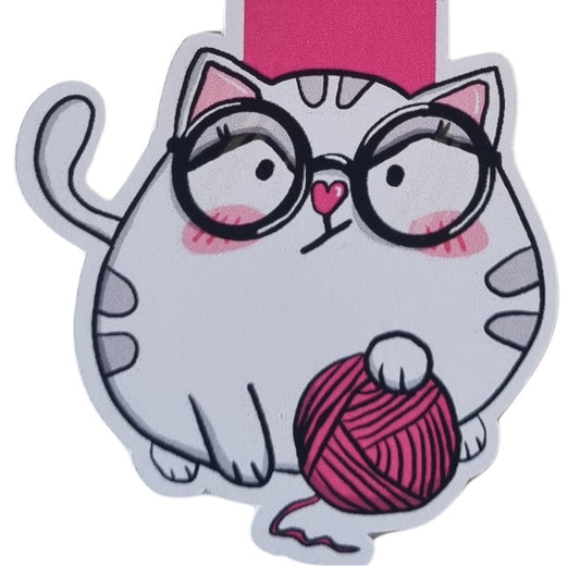Süße Katze als Lesezeichen mit Magnet - Wilma hält ein Wollknäul fest - millicat.de