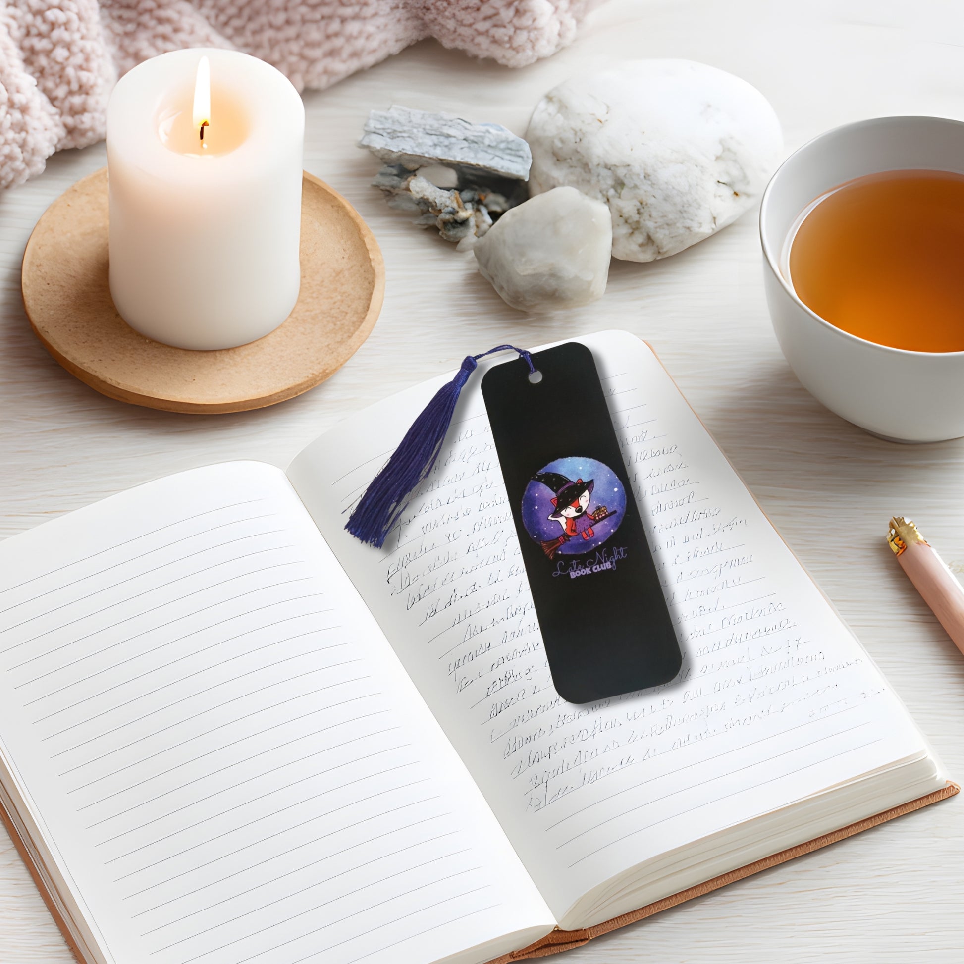 Beispiel für Lesezeichen Anwendung im Buch - Rückseite in schwarz - Fuchs Lesezeichen von Millicat