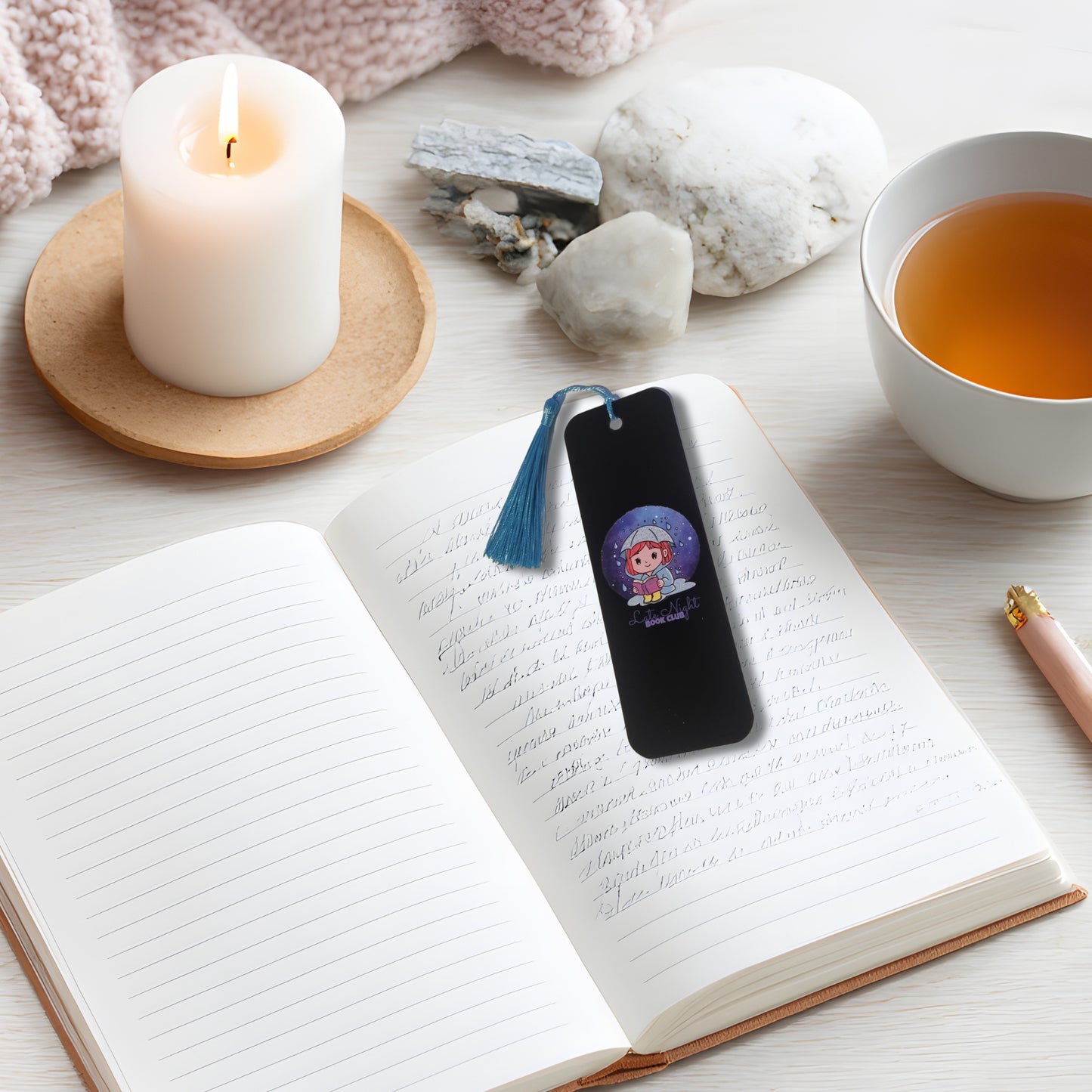 Klassisches Lesezeichen mit Quaste von Millicat Design - Motiv Mira liest im Regen