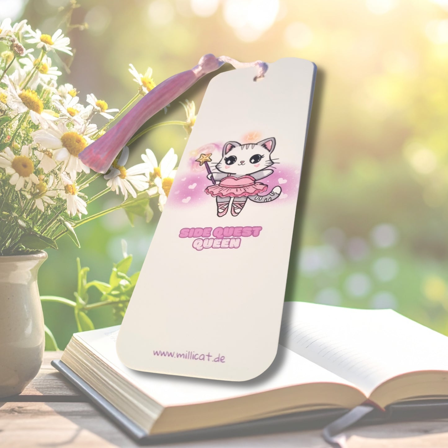 Handgemachtes Katzen‑Lesezeichen mit Quaste – Motiv Side Quest Queen