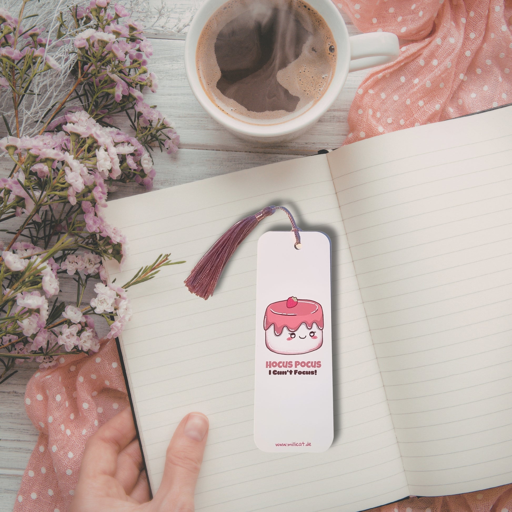 Handgemachtes Marshmallow‑Buchzeichen mit Quaste – Motiv "Hocus Pocus I can’t focus"