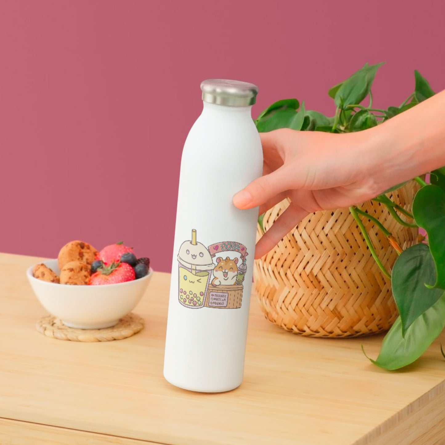 Handgezeichneter Sticker mit einem Hamster am Bubble Tea Stand klebt auf einer weißen Musterflasche. Hamstersticker ist erhältlich bei millicat.de