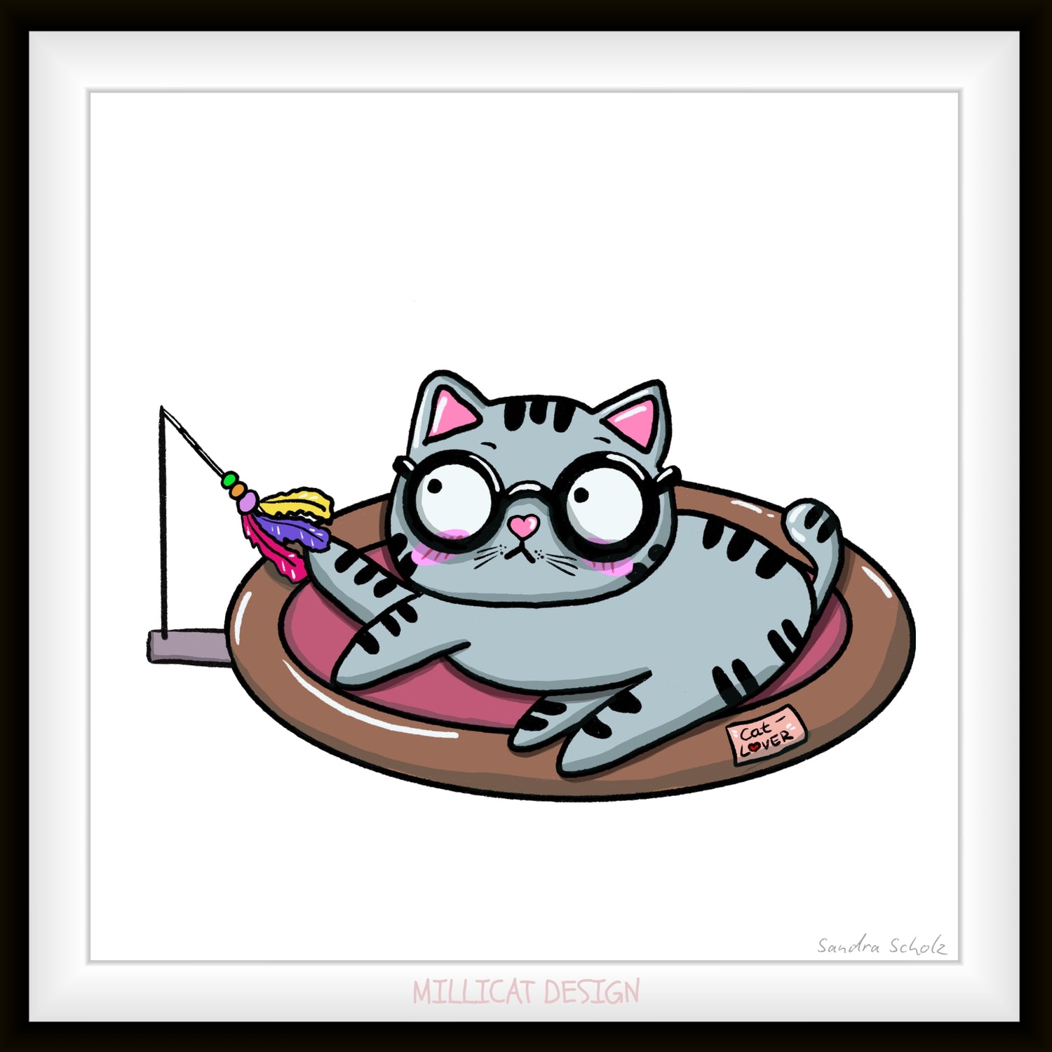 Mieze Franz liegt auf seinem Katzenbett und spielt mit seiner Federangel. Er ist grau mit schwarzen Streifen und trägt eine schwarze Brille. Illustration von MILLICAT DESIGN.