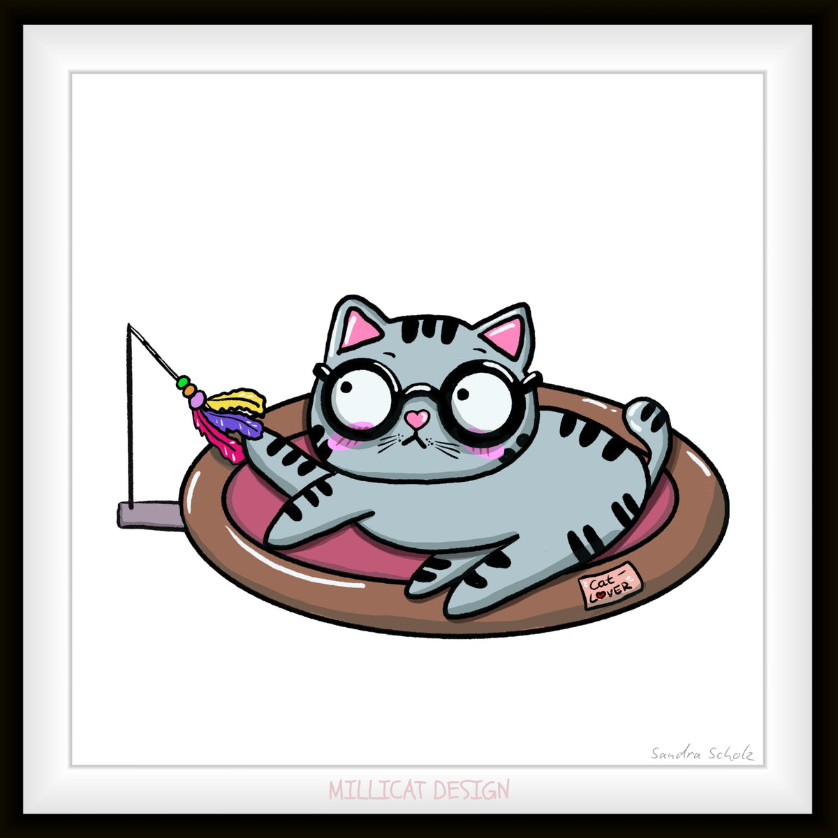 Mieze Franz liegt auf seinem Katzenbett und spielt mit seiner Federangel. Er ist grau mit schwarzen Streifen und trägt eine schwarze Brille. Illustration von MILLICAT DESIGN.