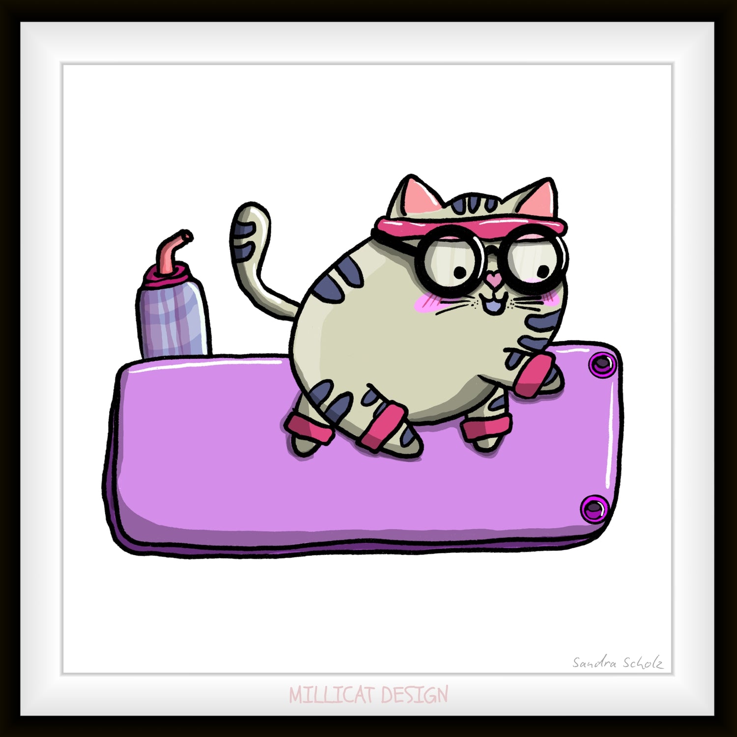 Illustration von Moeze Käthe, eine graue Katze mit dunklen Streifen. Ein pinkes Stirnband und pinke Schweißbänder an den Beinen macht sie Katzen Yoga auf einer violetten Yogamatte. Handgezeichnet von MILLICAT DESIGN