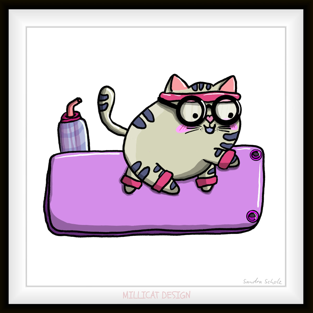 Illustration von Moeze Käthe, eine graue Katze mit dunklen Streifen. Ein pinkes Stirnband und pinke Schweißbänder an den Beinen macht sie Katzen Yoga auf einer violetten Yogamatte. Handgezeichnet von MILLICAT DESIGN