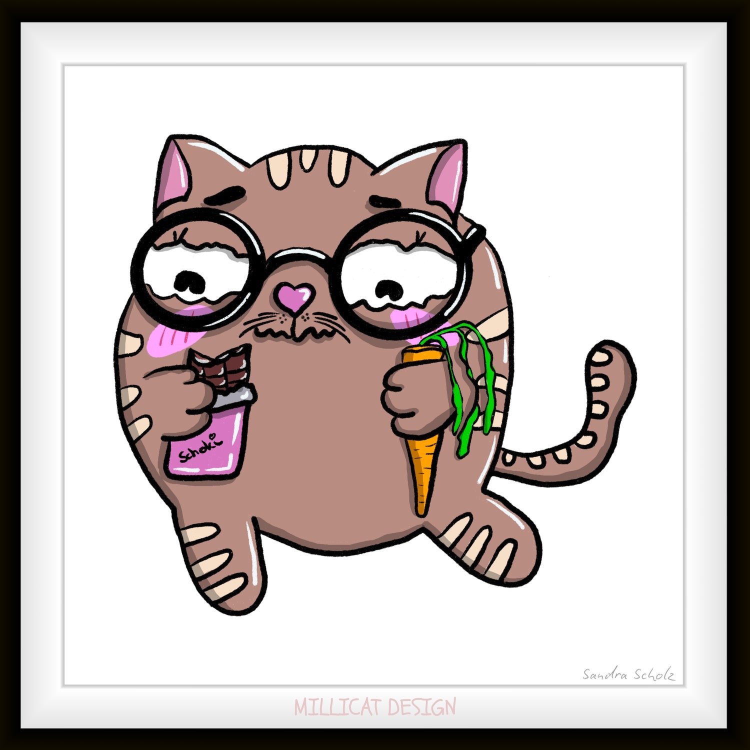 Mieze Konrad ist eine braune Katze mit hellbraunen Streifen. Wie alle Miezen aus der Kollektion trägt sie eine schwarze Brille. Sie hält Schokolade in der einen und eine Karotte in der anderen Hand und kann sich nicht entscheiden.