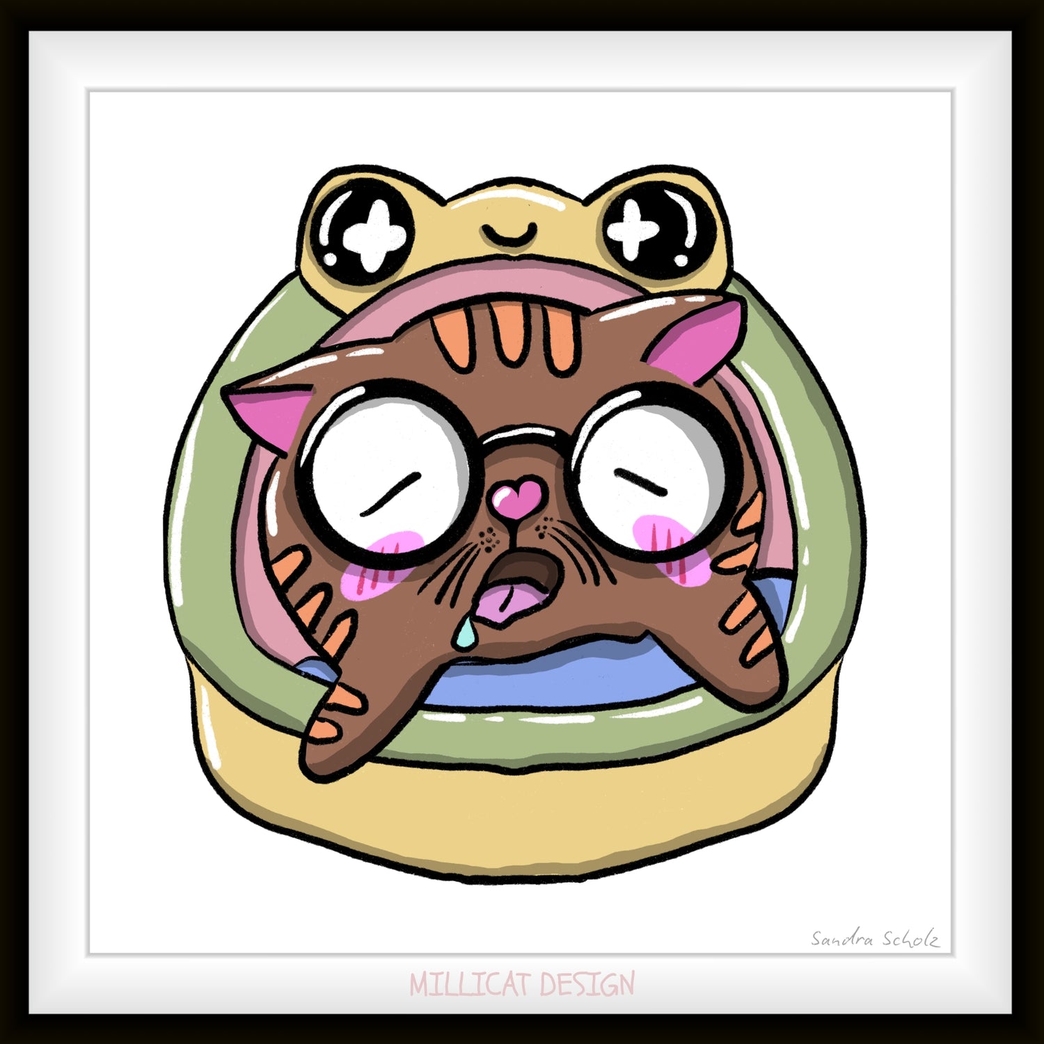 Mieze Ludwig ist braun und liegt schlafend in seinem grün-gelben Froschkörbchen. Handgezeichnet, Kawaii Style von MILLICAT DESIGN.