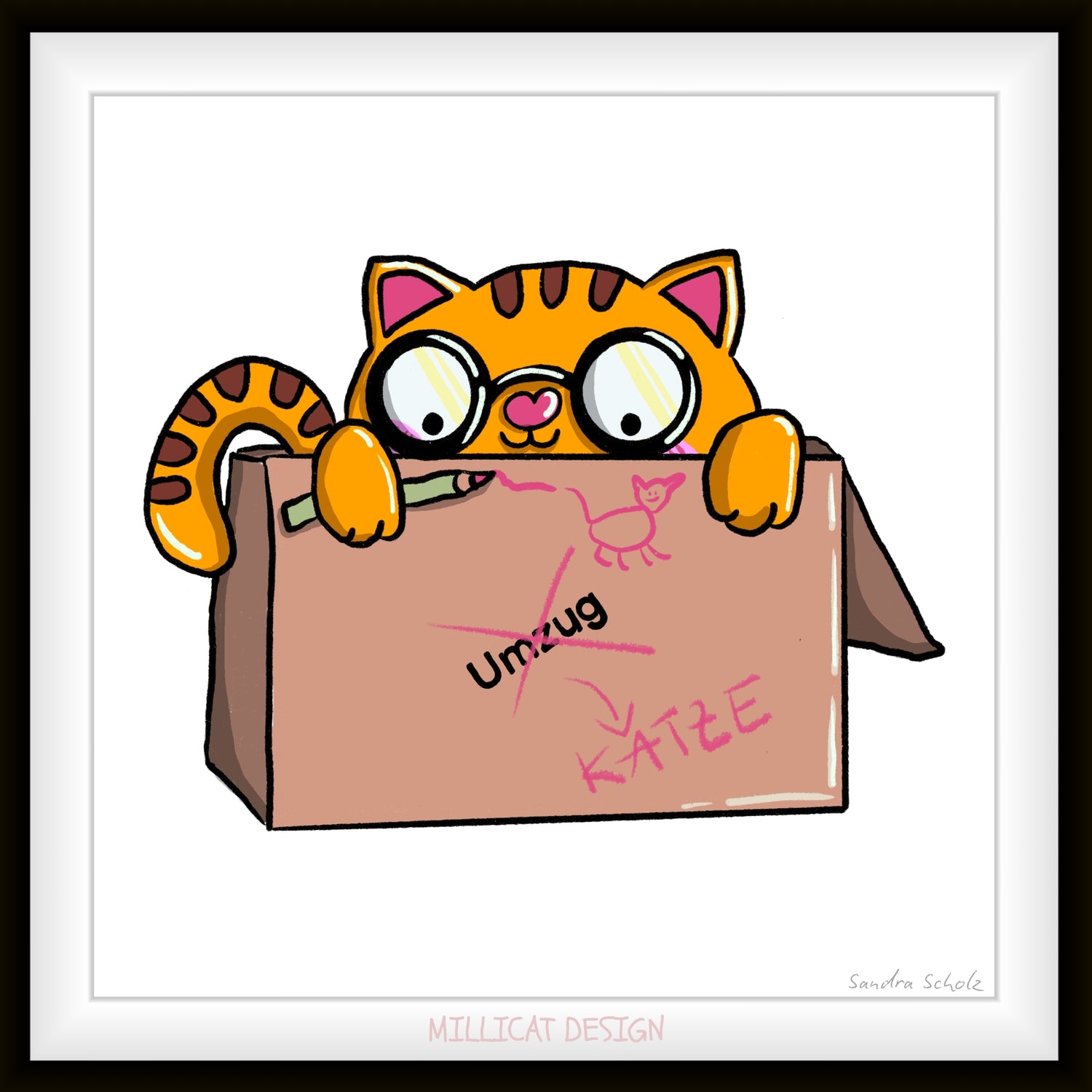 Mieze Maximus ist ein rötlicher Kater und versteckt sich in einem Karton. Seine Brille schaut raus und er kritzelt auf dem Karton mit einem Stift. Illustration von MILLICAT DESIGN.