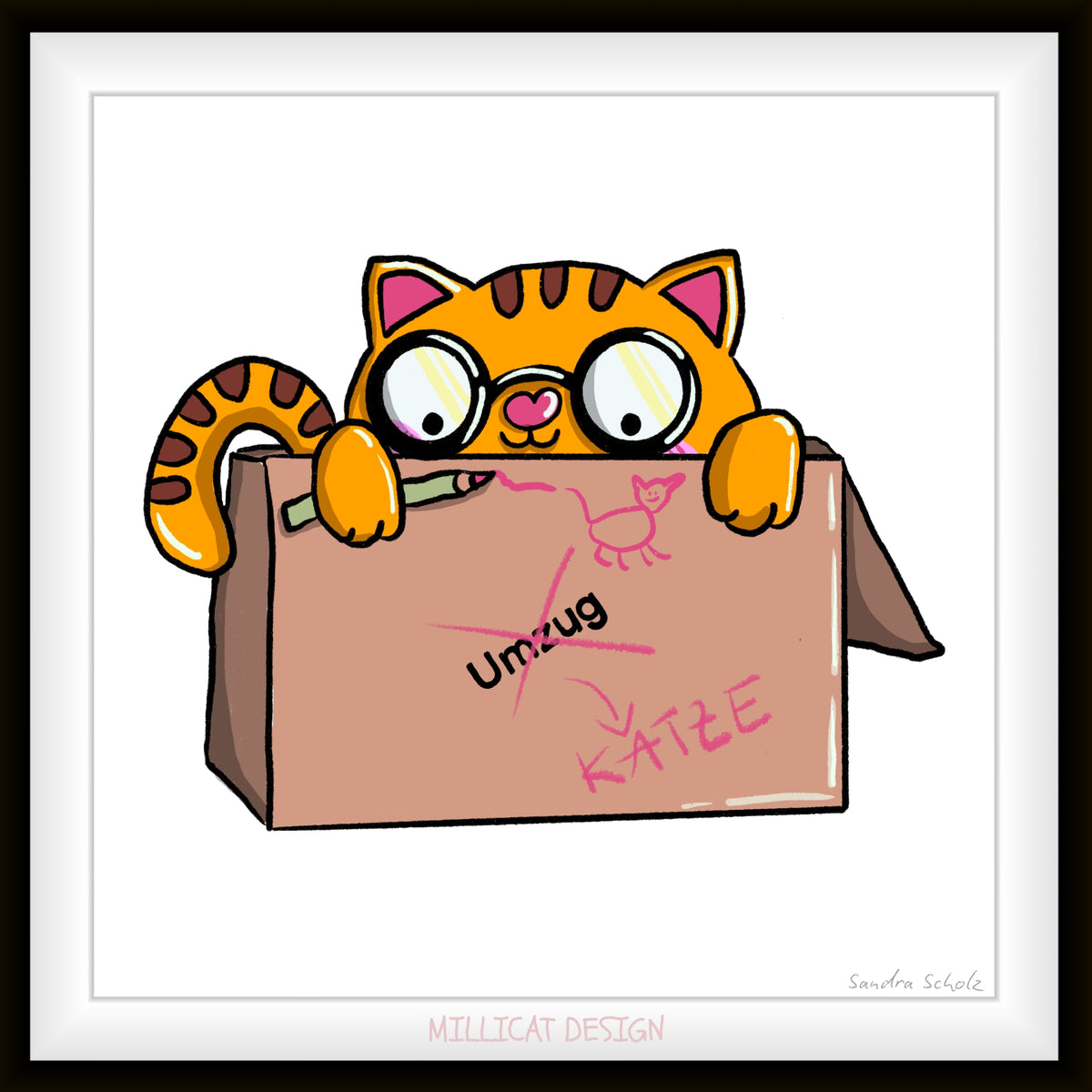 Mieze Maximus ist ein rötlicher Kater und versteckt sich in einem Karton. Seine Brille schaut raus und er kritzelt auf dem Karton mit einem Stift. Illustration von MILLICAT DESIGN.