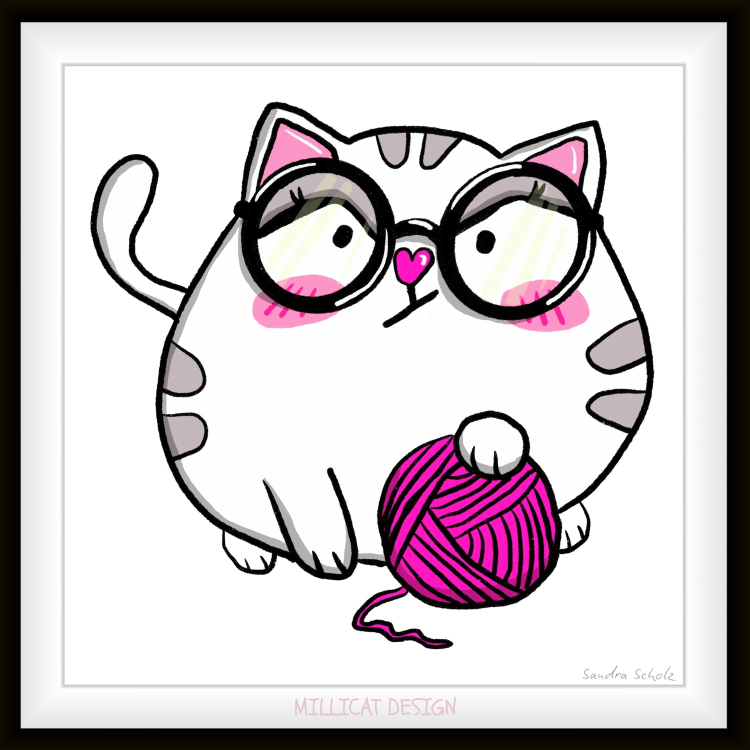 Mieze Wilma ist eine weiße Katze, handgezeichnet im Kawaii Style. Sie hält mit einer Pfote ein pinkes Wollknäuel fest und schaut etwas grummelig durch ihre schwarze Brille. MILLICAT DESIGN.