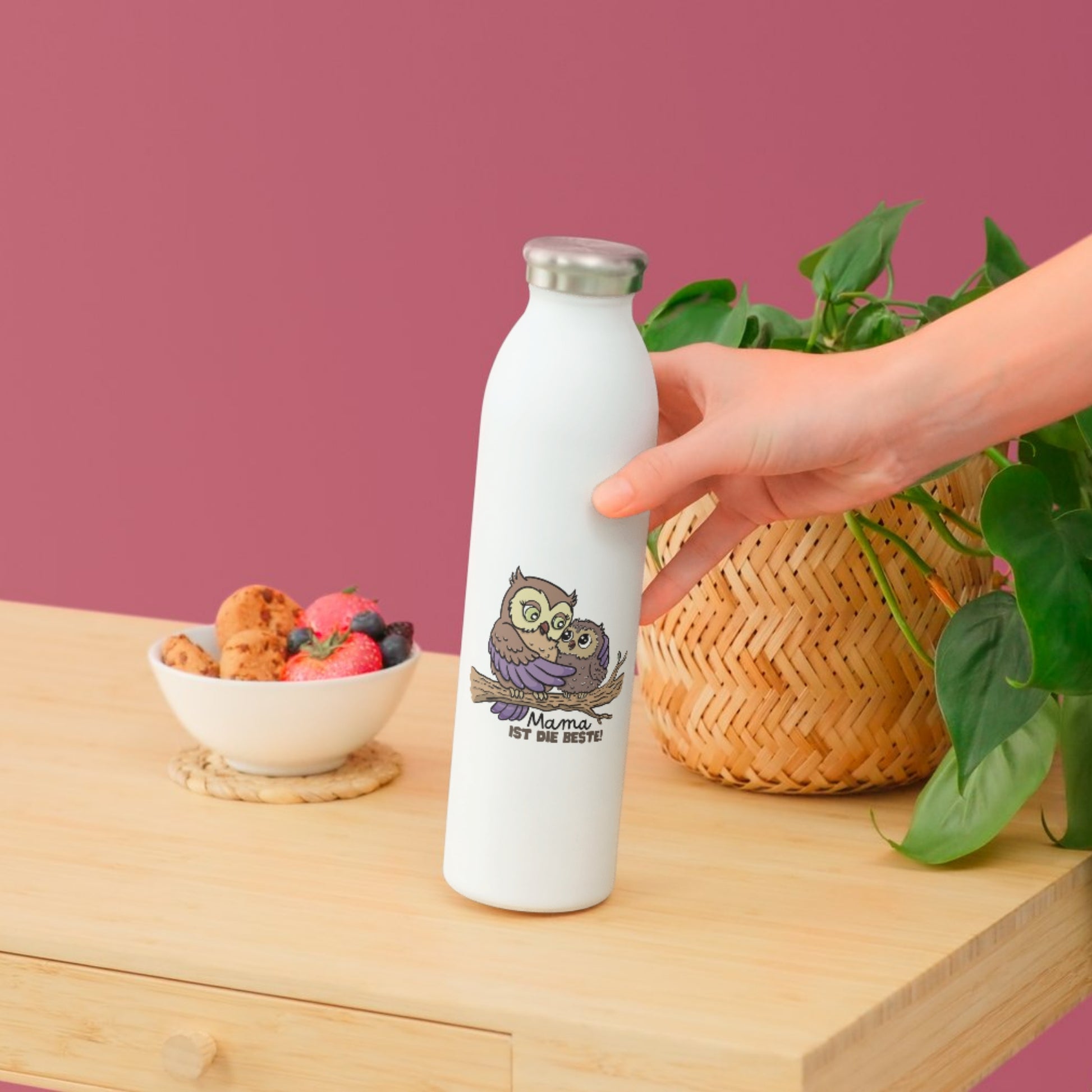 Beispiel für eine Flasche als Geschenk zum Muttertag mit dem Muttertags Eulen-Sticker: Mama Eule und Baby Eule schauen sich tief in die Augen. Die Flasche gehört nicht zum Lieferumfang.