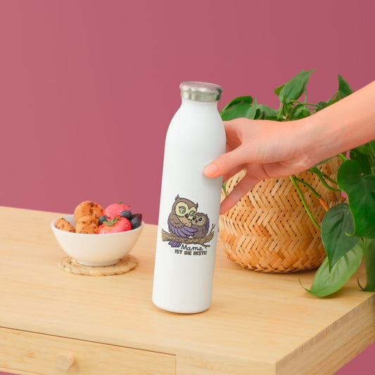 Beispiel für eine Flasche als Geschenk zum Muttertag mit dem Muttertags Eulen-Sticker: Mama Eule und Baby Eule schauen sich tief in die Augen. Die Flasche gehört nicht zum Lieferumfang.