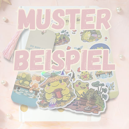 zeigt Beispielfoto für Mailclub Inhalte, wie ein Lesezeichen, Sticker, Stickerbögen, welche im monatlichen Brief enthalten sein können. in diesem Beispiel sind es verschiedene Frösche im Kawaiistil und Goblincore Design.