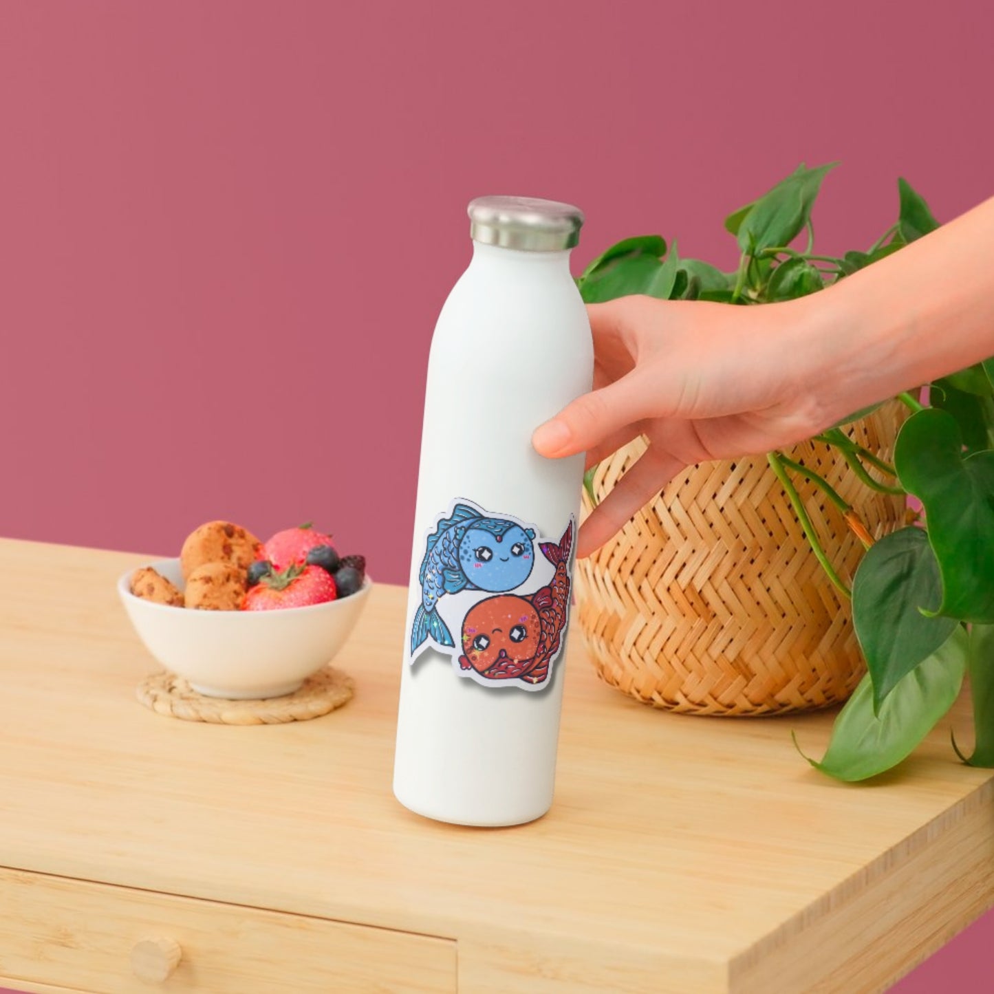 Wasserabweisender Vinyl Sticker Sternzeichen Fische auf einer Trinkflasche als kreative Geschenkidee für Fische Geborene.