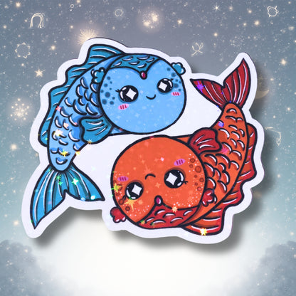 Handgezeichneter Fische Aufkleber im Yin-Yang-Stil als Laptopsticker auf der glatten Oberfläche eines Notebooks aufgeklebt.