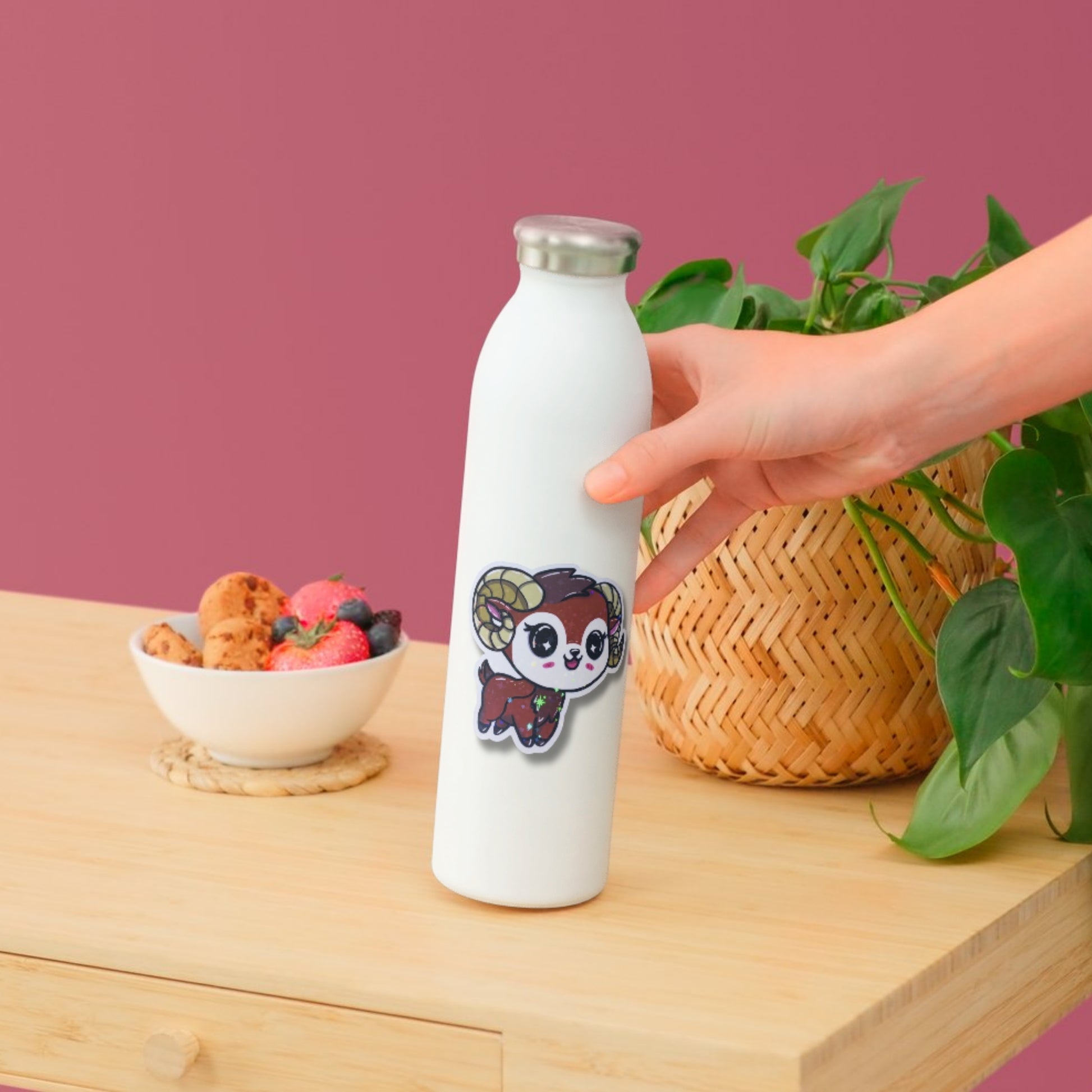 Wasserabweisender Vinyl Sticker Sternzeichen Widder Fritz auf einer Trinkflasche als kreative Geschenkidee für Widder Geborene.