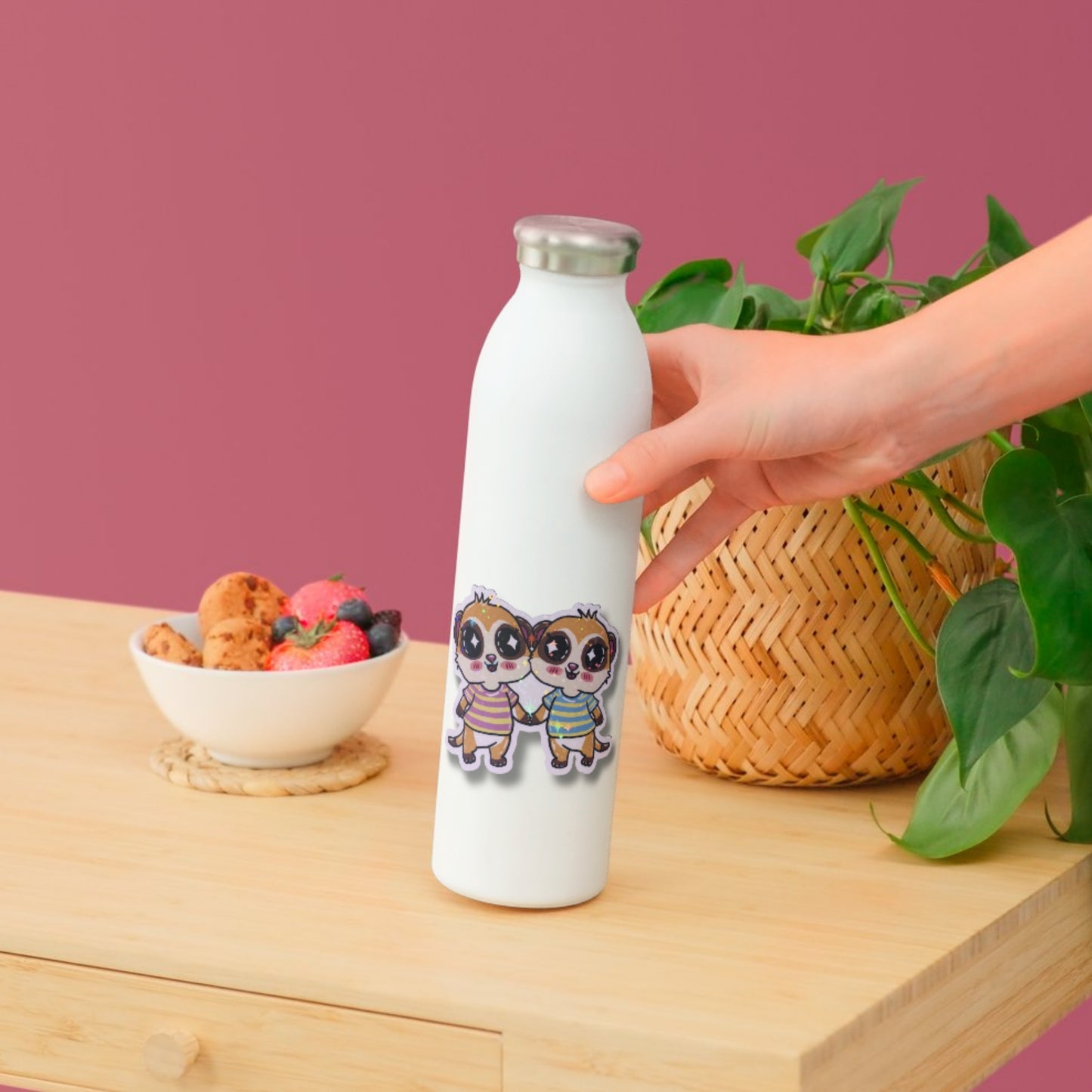 Wasserabweisender Vinyl Sticker Sternzeichen Zwillinge auf einer Trinkflasche als kreative Geschenkidee für Zwillinge Geborene.