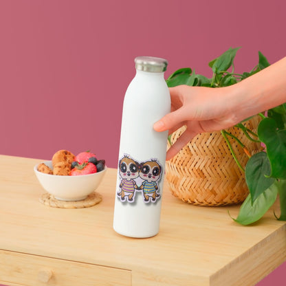 Wasserabweisender Vinyl Sticker Sternzeichen Zwillinge auf einer Trinkflasche als kreative Geschenkidee für Zwillinge Geborene.