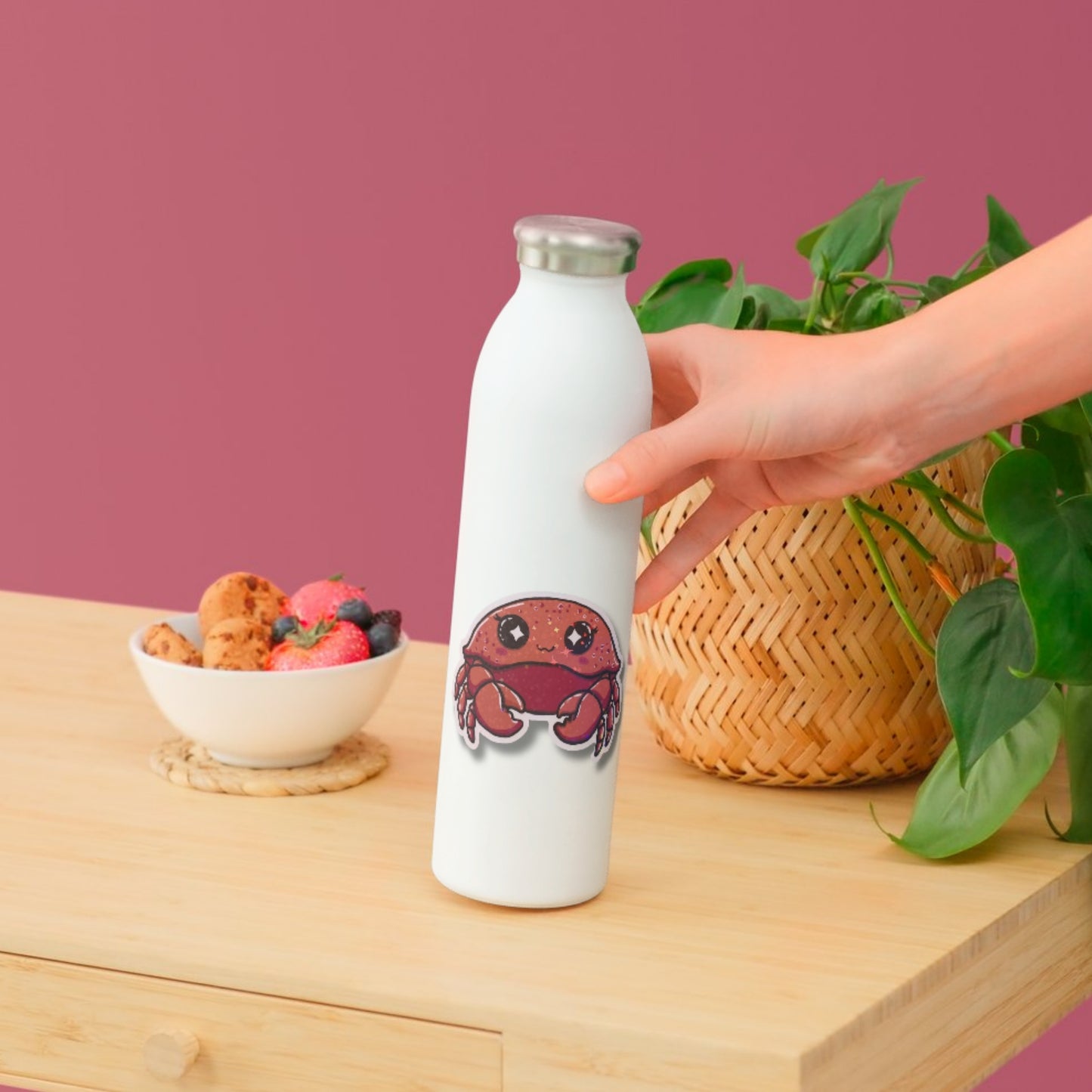 Wasserabweisender Vinyl Sticker Sternzeichen Krebs Kuddel auf einer Trinkflasche als kreative Geschenkidee für Krebs Geborene.
