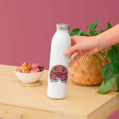 Wasserabweisender Vinyl Sticker Sternzeichen Krebs Kuddel auf einer Trinkflasche als kreative Geschenkidee für Krebs Geborene.