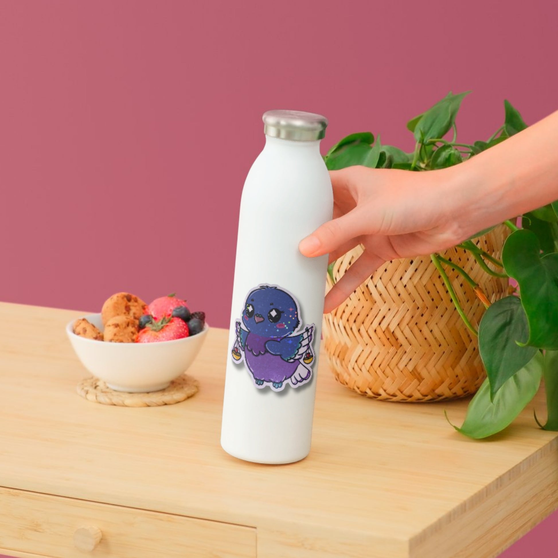 Wasserabweisender Vinyl Sticker Sternzeichen Waage Martha auf einer Trinkflasche als kreative Geschenkidee für Waage Geborene.