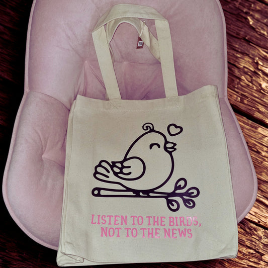 Shopper aus 100% Baumwolle mit Statement Listen to the birds, not to the news - MILLICAT DESIGN